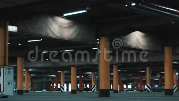巨大的地下停车场视频的预览图