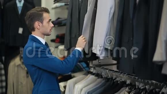 帅哥在服装店挑选西装视频的预览图