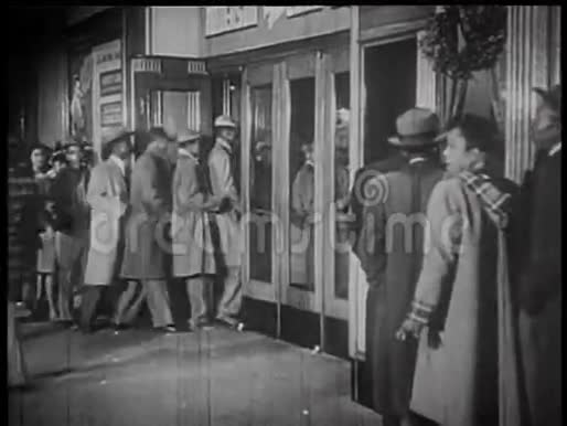 一排人进入剧院视频的预览图