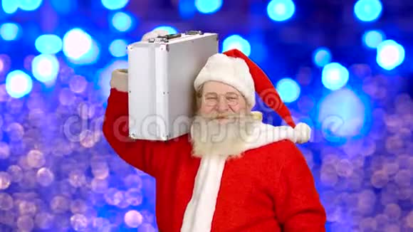 圣诞老人拿着银箱视频的预览图