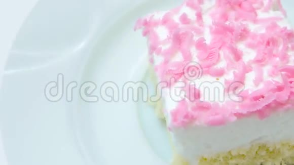 奶油蛋糕边缘与粉红色薯片装饰视频的预览图