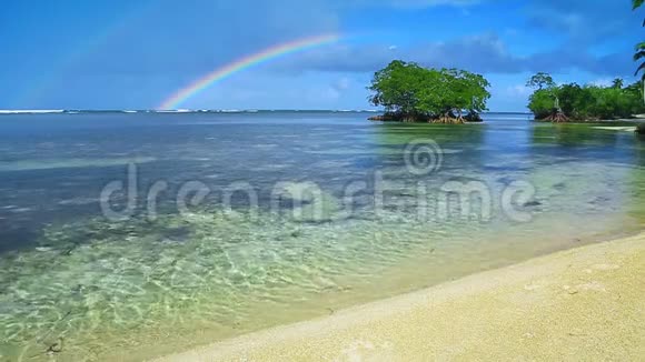 加勒比海上五彩缤纷的彩虹视频的预览图