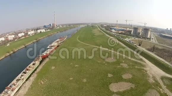 克罗地亚萨格勒布萨瓦河上废弃船只的鸟瞰图视频的预览图