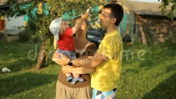 幸福的一家人在花园里玩衣架妈妈爸爸儿子笑吧视频的预览图