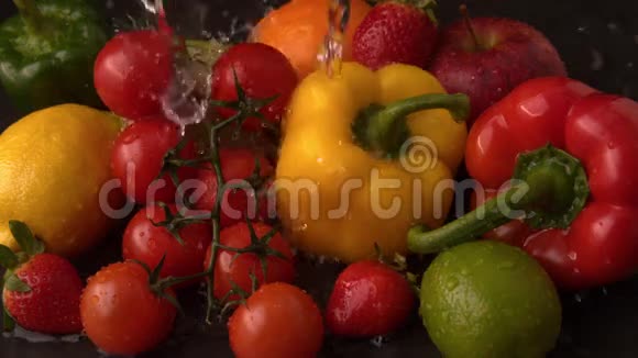 选择新鲜水果和蔬菜的雨水视频的预览图