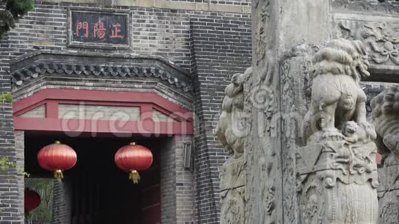 中国灯笼和石狮在古城门前视频的预览图