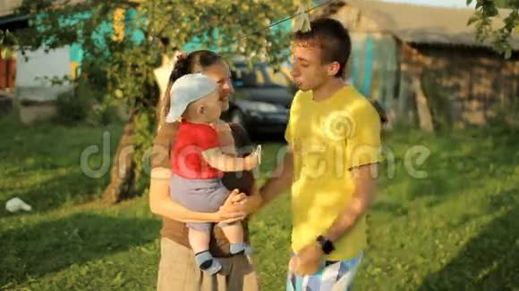 幸福的一家人在花园里玩衣架妈妈爸爸儿子笑吧视频的预览图
