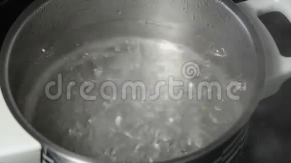 在锅里煮水视频的预览图