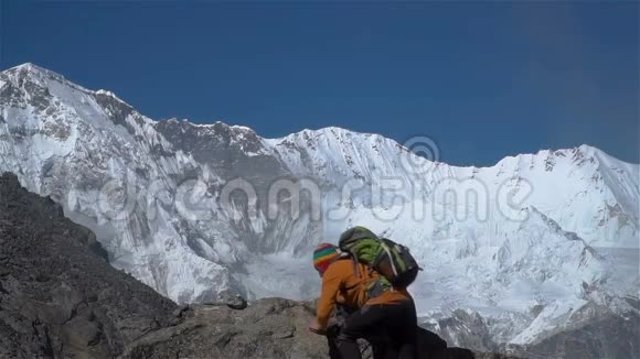 游客爬上喜马拉雅山视频的预览图