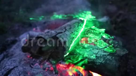 绿色激光慢动作视频中的火焰和烟雾视频的预览图