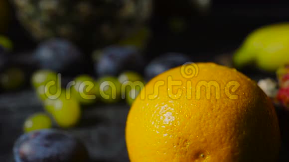 黑木桌上的柚果和橘子视频的预览图