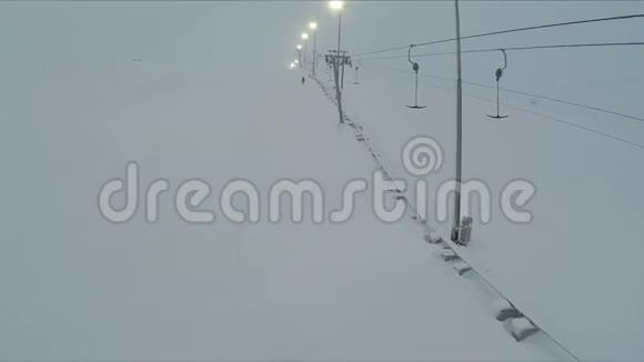 滑雪缆车和灯柱的空中射击视频的预览图