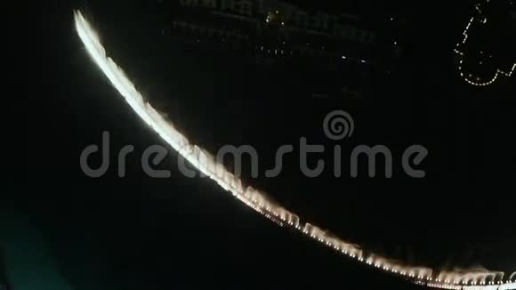 从摩天大楼的高度舞动喷泉视频的预览图