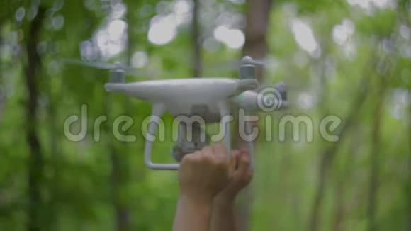高清Drone从绿色树木的手中飞过来视频的预览图