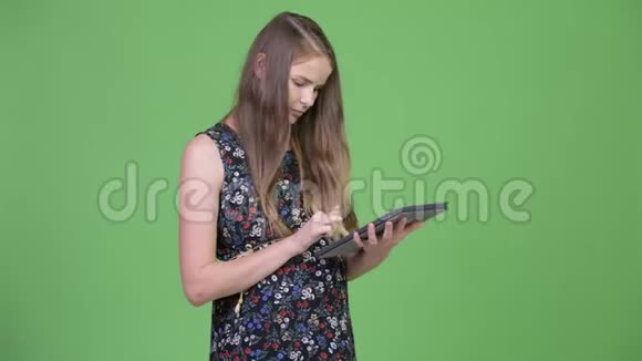 年轻快乐孕妇使用数码平板电脑视频的预览图