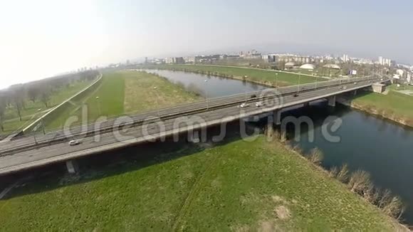 克罗地亚萨格勒布萨瓦河桥鸟瞰图视频的预览图