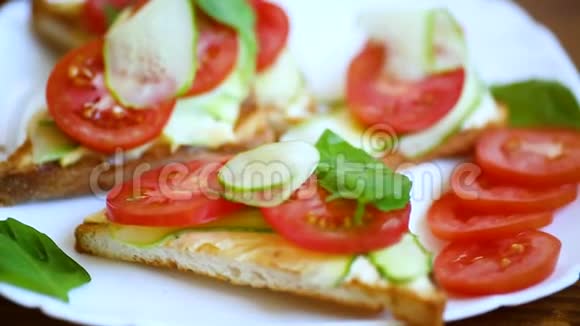 新鲜黄瓜和西红柿做成的三明治视频的预览图
