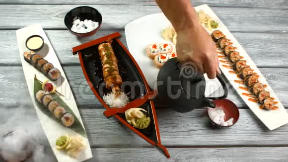 不同的盘子和寿司卷视频的预览图