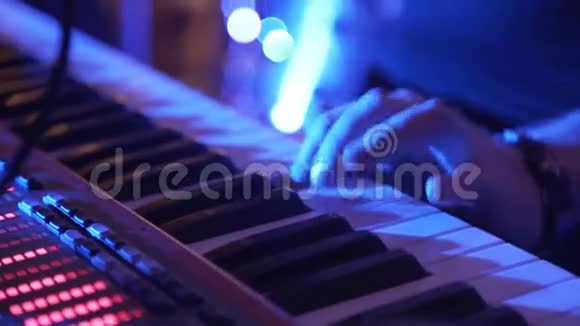 钢琴男手特写人玩合成器键盘人类播放音乐键盘乐事广场视频的预览图