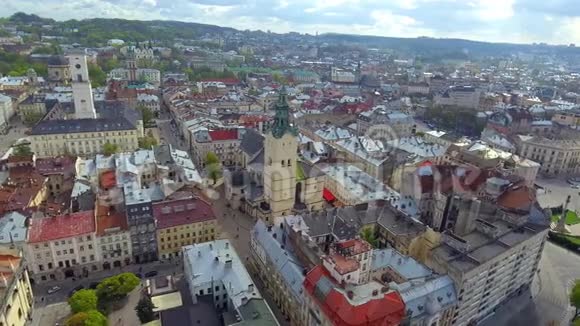 乌克兰利沃夫中央大厅和塔楼的鸟瞰图视频的预览图