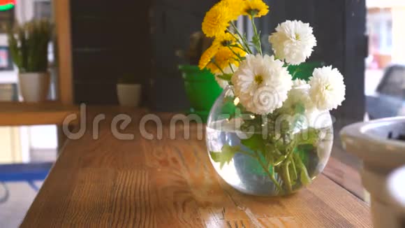 桌子上玻璃花瓶里的漂亮花视频的预览图