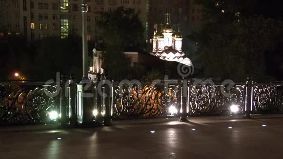 晚上莫斯科大桥背景上的发光灯笼视频的预览图