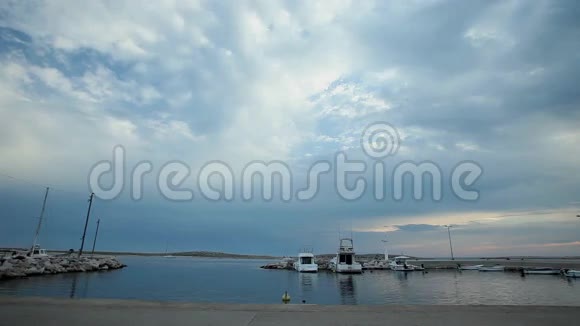 克罗地亚岛上经过港口的云层视频的预览图