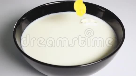 用牛奶把玉米片倒入碗里视频的预览图