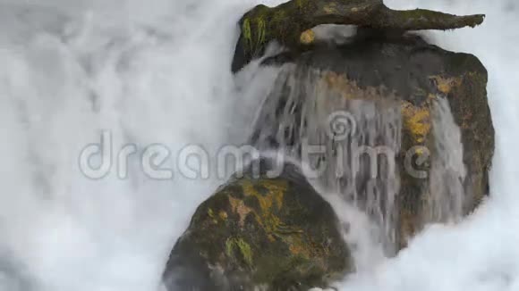 格鲁吉亚高加索山区库塔伊西附近有干净水的山区河流马尔维利峡谷视频的预览图