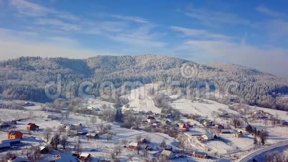 山上小镇的鸟瞰图视频的预览图