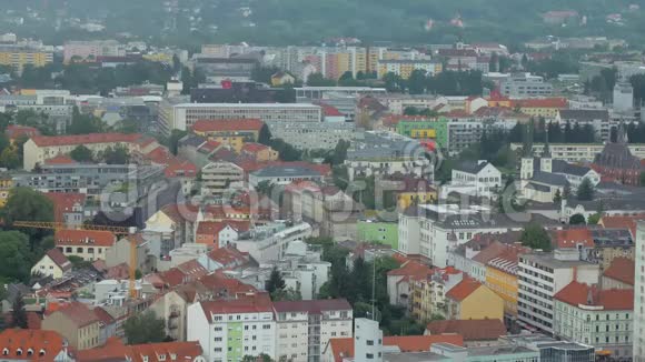 欧洲平静的小镇居住建筑屋顶的俯视图视频的预览图
