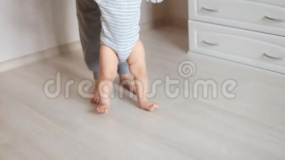 妈妈和宝宝的腿第一步视频的预览图