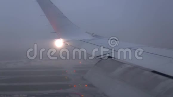 飞机在多云天气降落从窗口查看视频的预览图