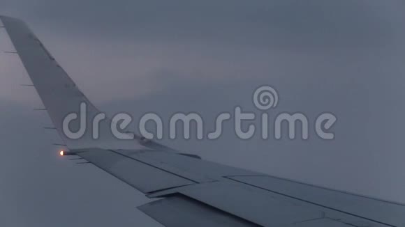 飞机在多云天气降落从窗口查看视频的预览图