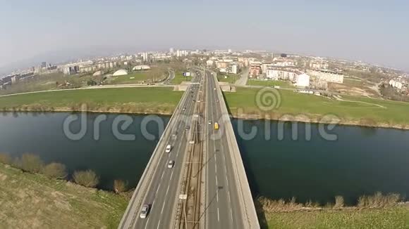 从城市大桥上方俯瞰河流视频的预览图