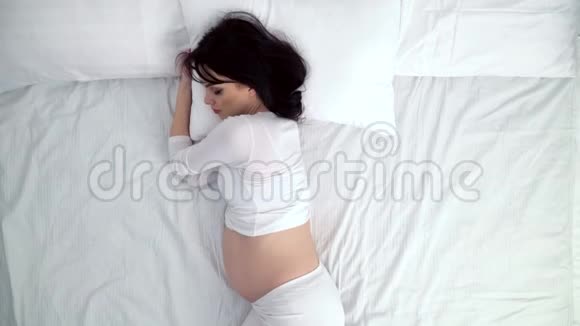 在家睡觉的孕妇视频的预览图