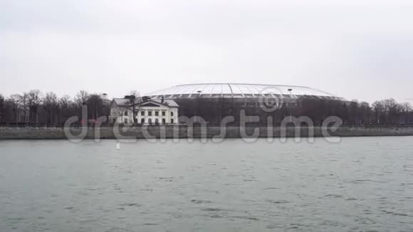 游览莫斯科河乘船游览卢日尼基体育场视频的预览图