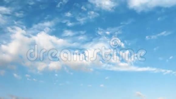 淡淡的透明云在蓝天背景上移动视频的预览图