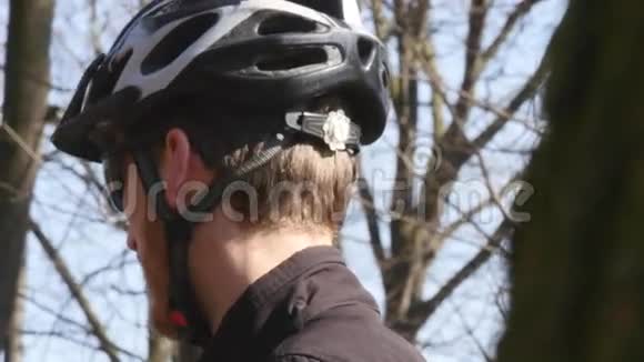 职业骑手穿着自行车服防护头盔和眼镜近距离拍摄视频的预览图