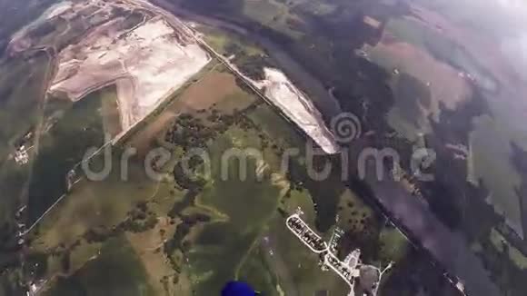 跳伞员在空中跳伞越过田野树林极端活动肾上腺素视频的预览图