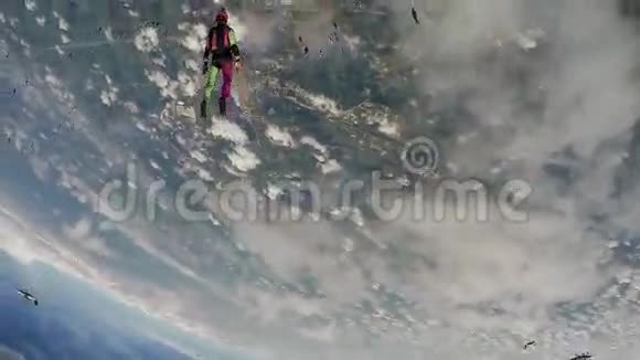 跳伞队自由落在天空中身高极端活动形成队形视频的预览图