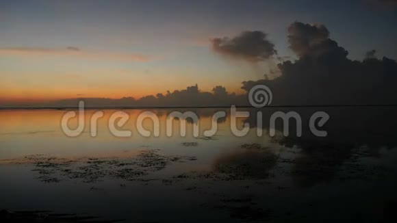 巴厘岛萨努尔海滩晨景视频的预览图