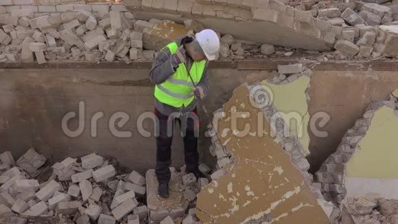 在建筑废墟上用撬棍建造者视频的预览图