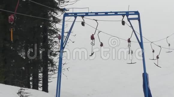 滑雪场地面缆车运输雾天T杆系统视频的预览图