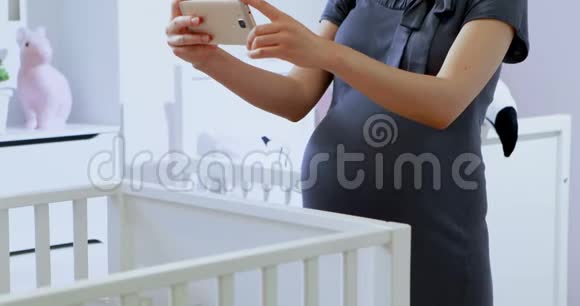 孕妇使用手机4k视频的预览图