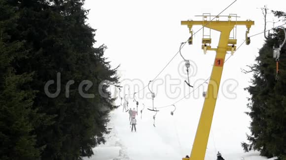 滑雪场地面缆车运输雾天T杆系统视频的预览图