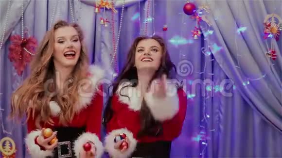 两个非常漂亮的女孩玩圣诞节视频的预览图