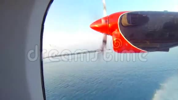 小型水上飞机降落在马尔代夫视频的预览图
