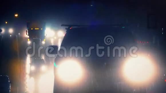 雨夜公路上的车灯闪烁视频的预览图