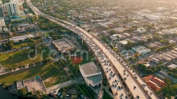 迈阿密佛罗里达州美国2019年5月空中无人机观景飞行迈阿密市中心道路高架桥和立交桥从上面视频的预览图